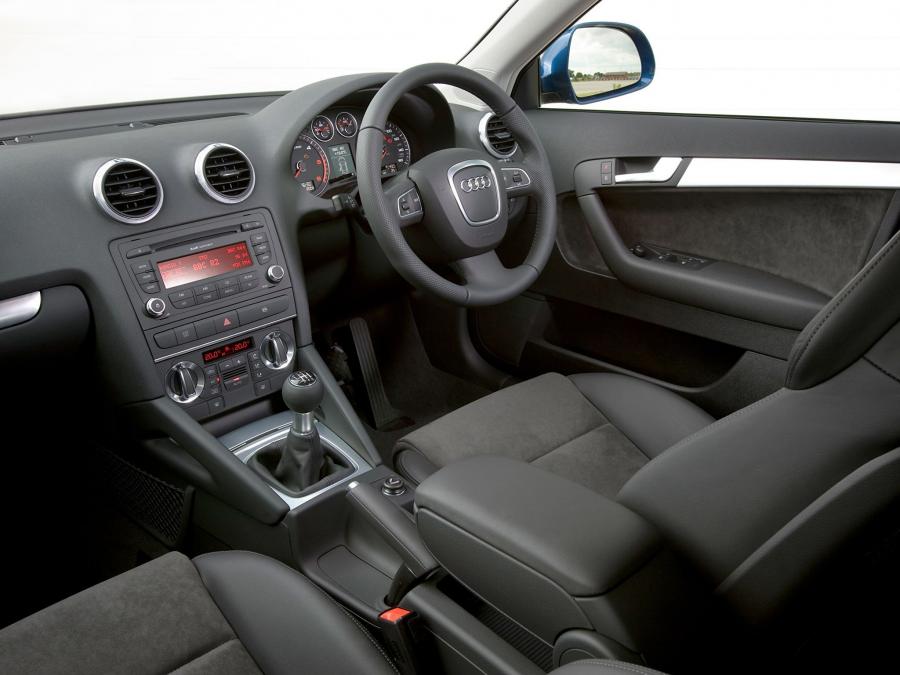 Интерьер Audi A3 Sportback 2.0 TDI (8PA) 2008 года  (UK) (фото 5 из 5)